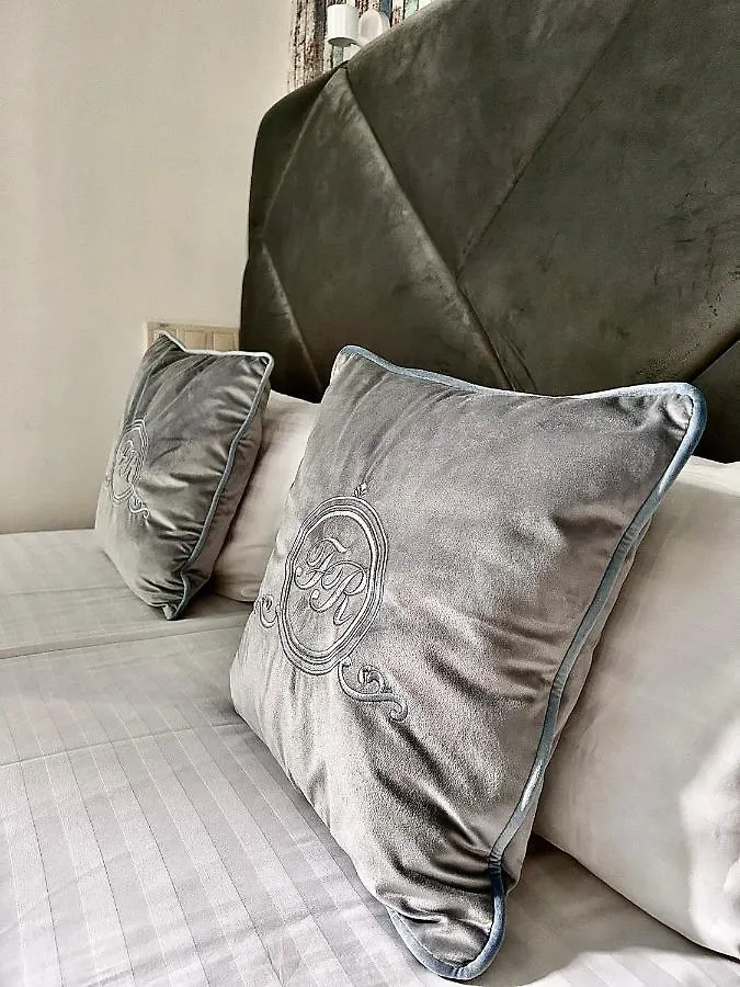 Family Residence Boutique Hotel 리비프